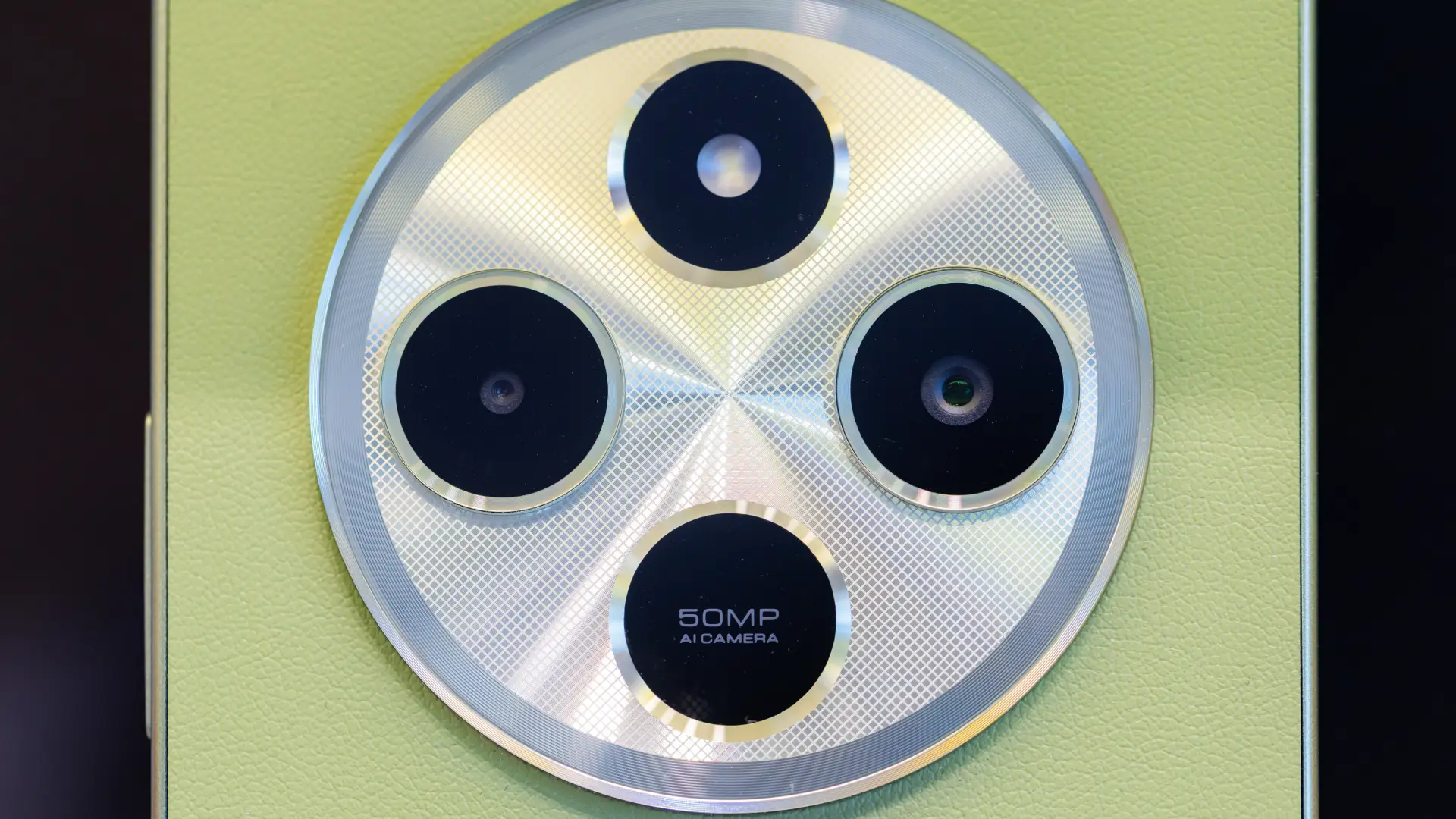 Imagem mostra lentes de um celular