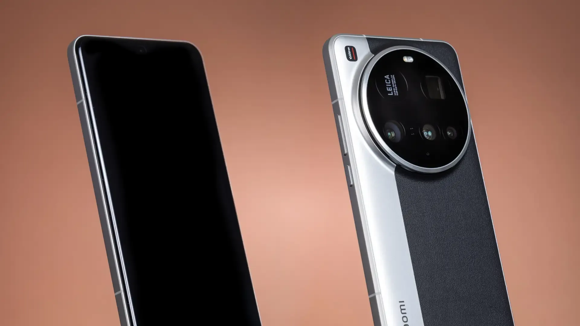 Xiaomi 15 Ultra exibindo sua tela e câmera traseira