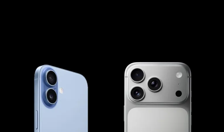 Traseira do iPhone 17 ao lado da traseira do iPhone 17 Pro Max com foco nas câmeras