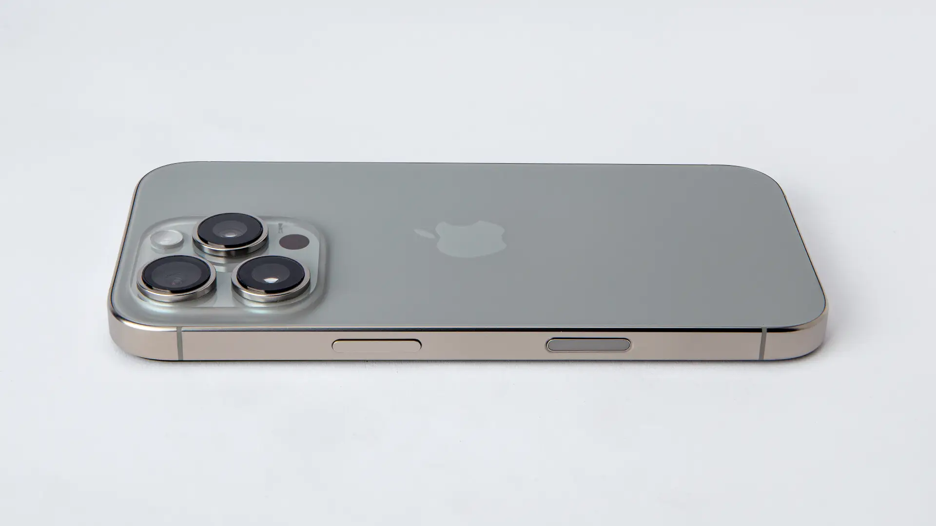 Um iPhone está na horizontal, sobre uma mesa