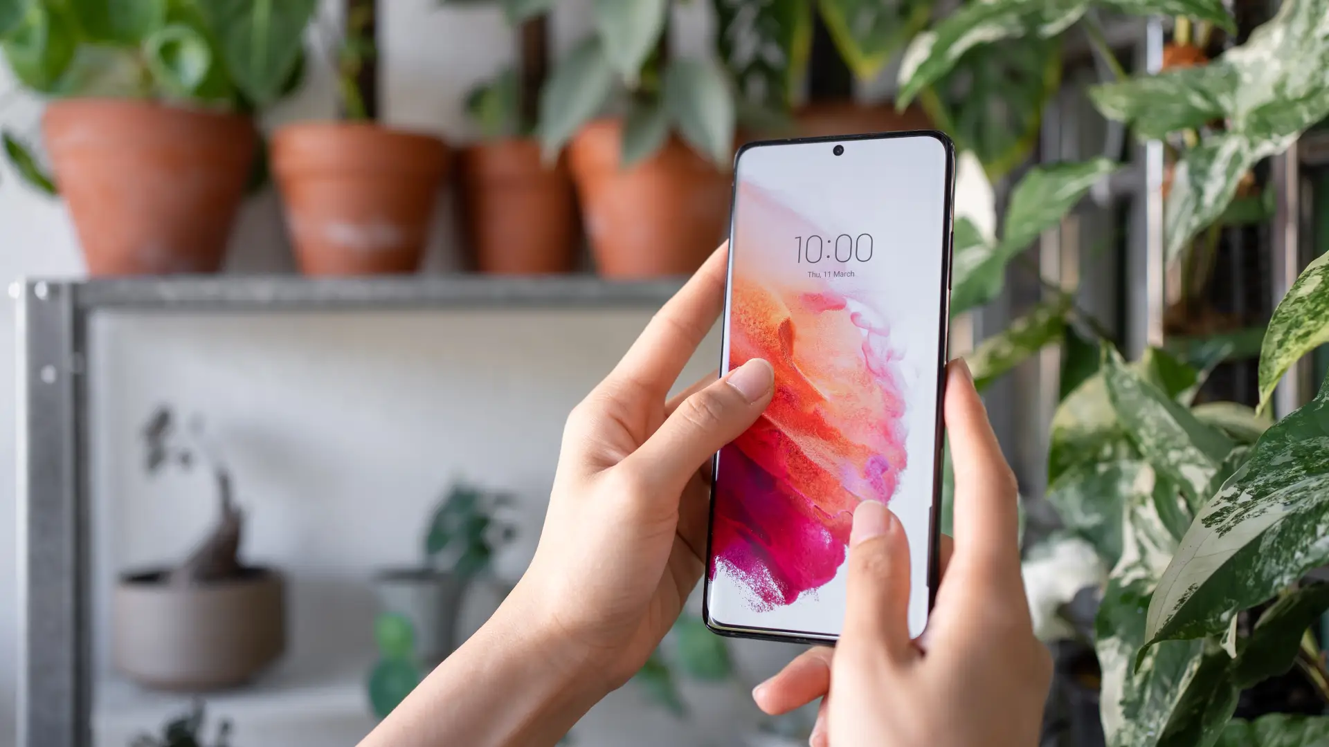 Uma pessoa segura um celular com as duas mãos