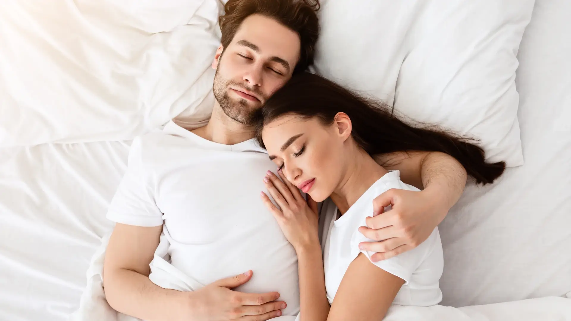 Casal dormindo tranquilamente no colchão confortável e firme 