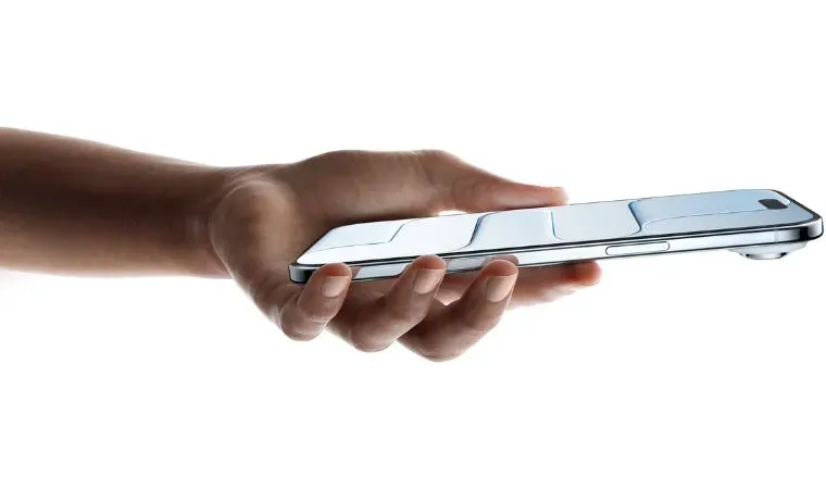 Imagem mostra um braço estendido com a mão de uma pessoa segurando um celular