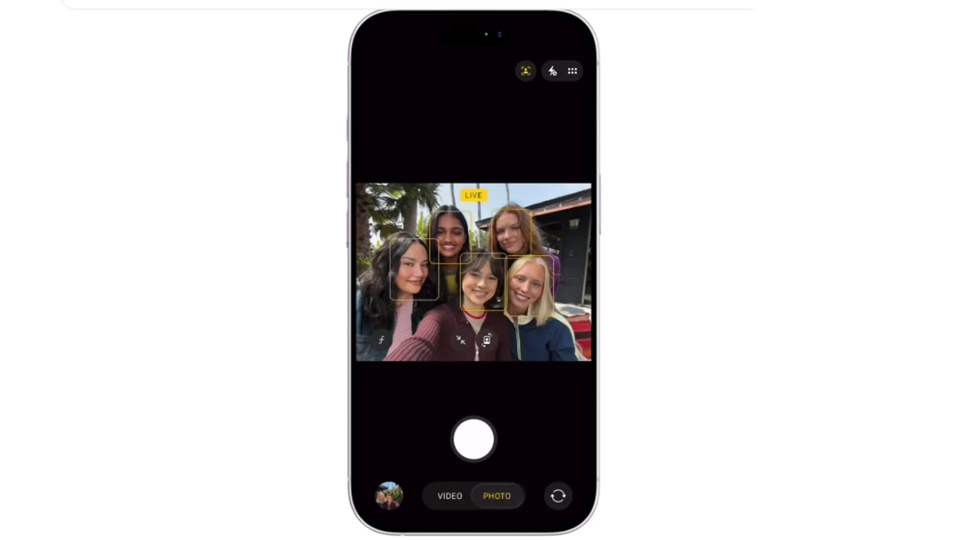 Imagem do iPhone 17 em uso para selfies de grupo com a câmera frontal.