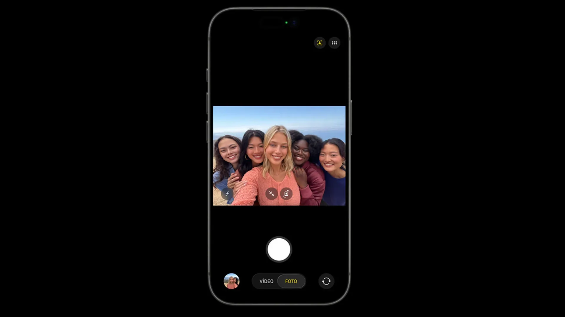 iPhone 17 Pro de frente exibindo tela de câmera com cinco pessoas posando para selfie