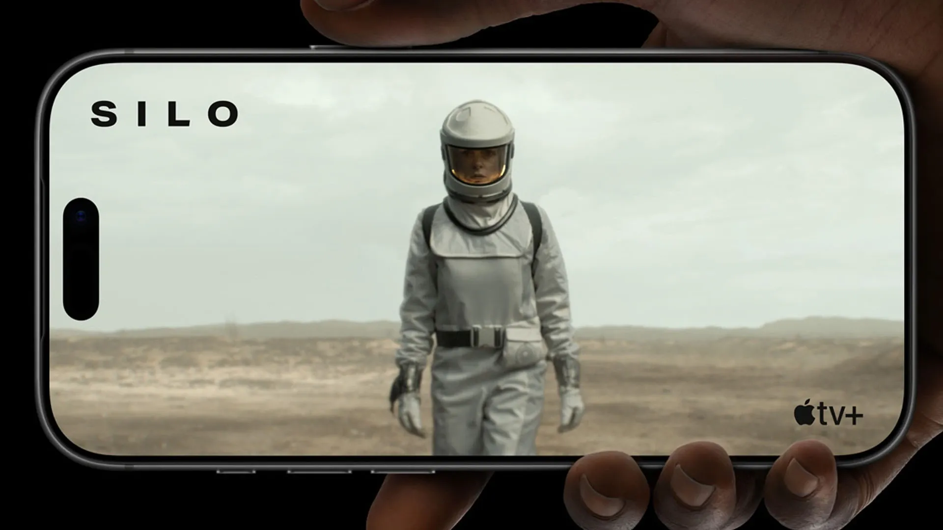 iPhone 17 Pro deitado na horizontal exibindo série da Apple TV+ na tela 