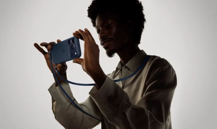 Homem jovem segurando iPhone 17 Pro Max na horizontal gravando vídeo
