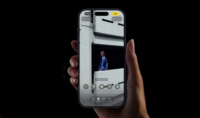  Pessoa segurando o iPhone 17 Pro exibindo a tela durante o uso da câmera.