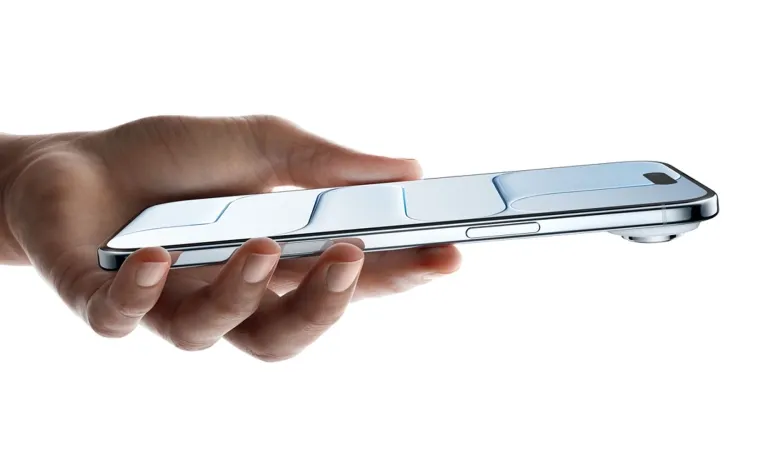 Mão segurando o iPhone Air de lado, destacando sua espessura fina