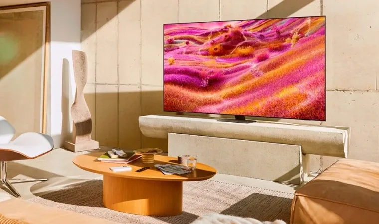 Imagem mostra TV Samsung Neo QLED 2025 em uma sala.