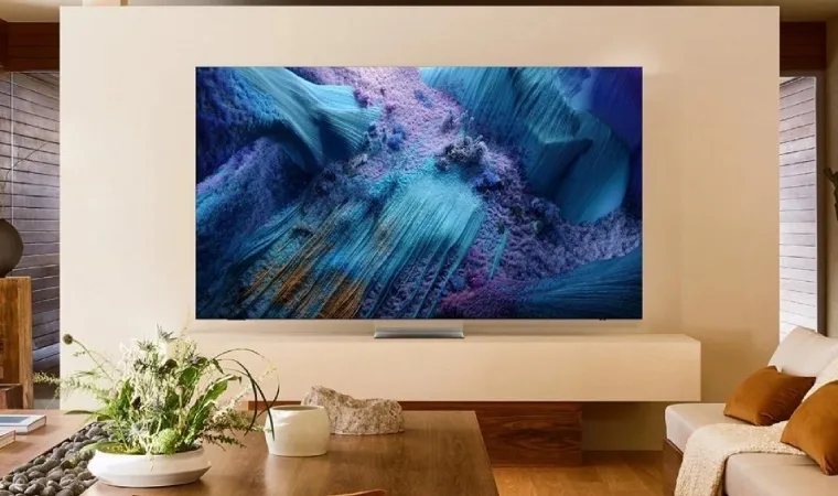 Imagem de uma TV Samsung Neo QLED 8K 2025 em uma sala.