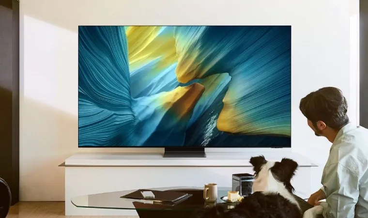Imagem de uma TV Samsung OLED 2025 em uma sala.