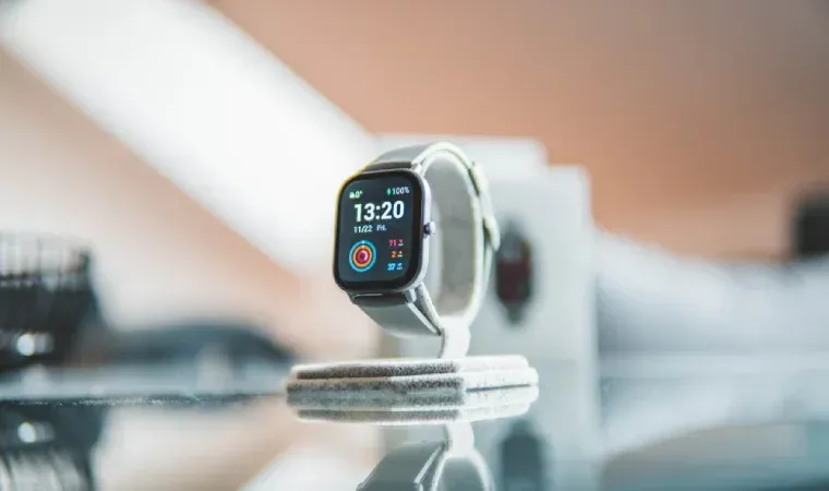 Imagem de um smartwatch Xiaomi exposto em uma vitrine