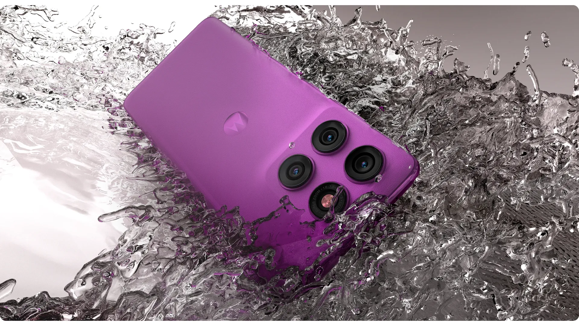 Motorola Edge 60 Pro na diagonal dentro da água