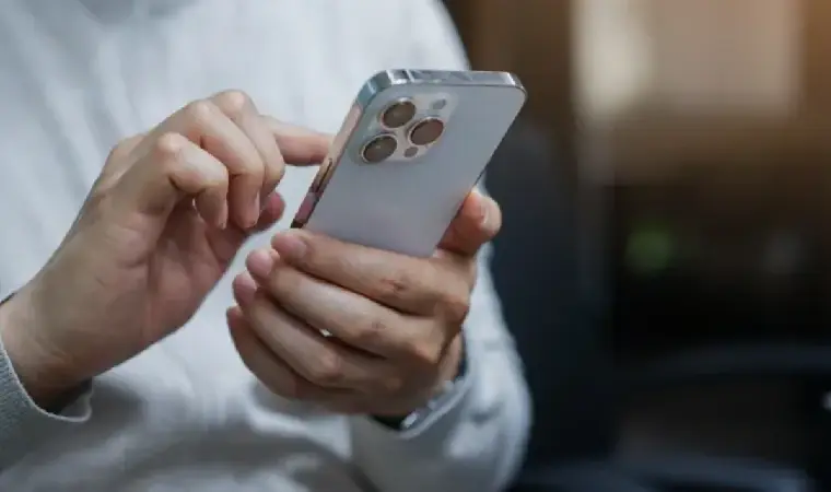 Imagem de uma pessoa usando um iPhone