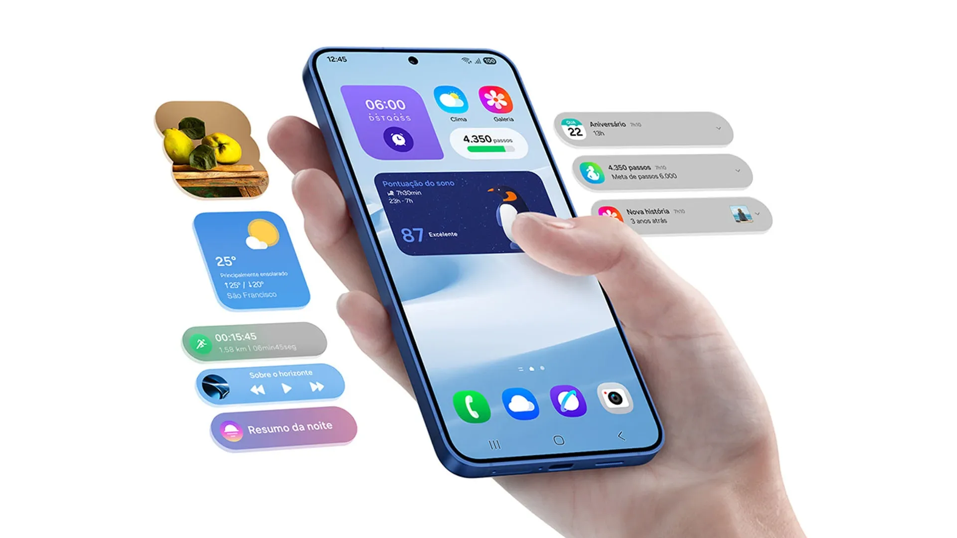 Imagem do Galaxy S25 na mão de um usuário exibindo widgets na tela inicial.