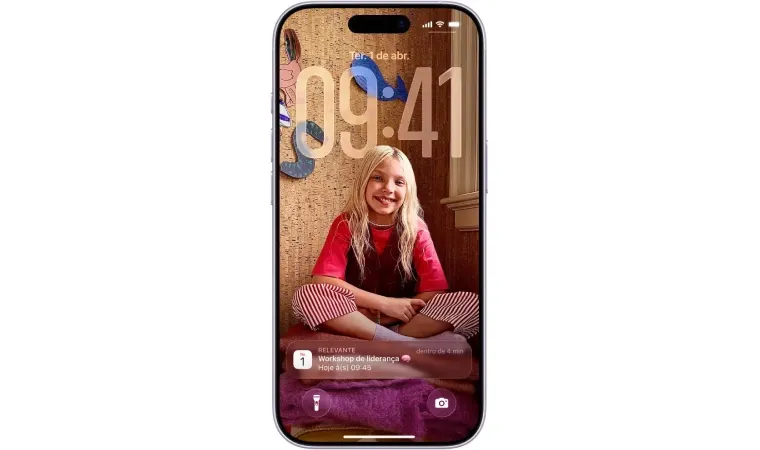 Tela do iPhone 17 com uma imagem de uma menina em fundo branco