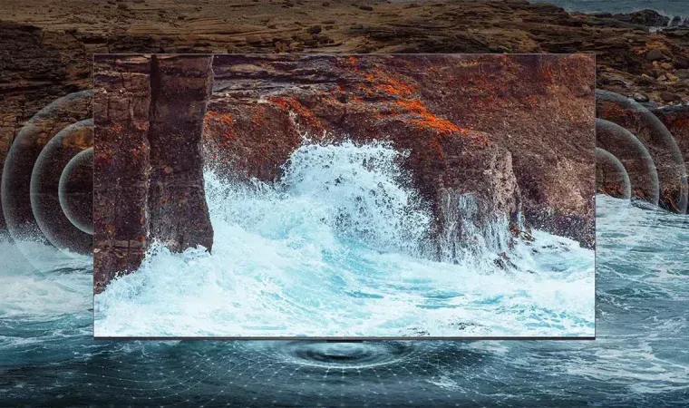 Montagem mostra imagem de TV TCL C6K em meio ao mar junto de formas que simulam o som para mostrar qualidade de áudio.