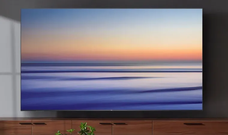 Imagem mostra TV TCL C6K exibindo um horizonte calmo.