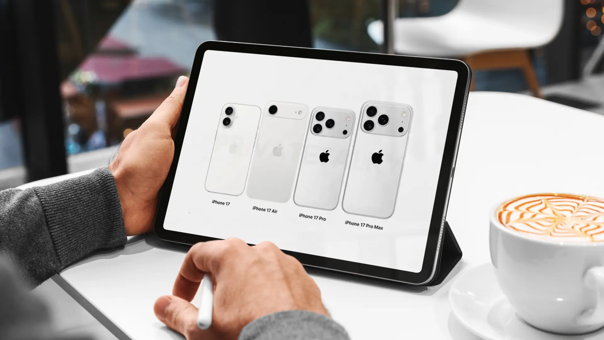 Homem usando um tablet e nele está a imagem dos últimos lançamentos de celular Apple 