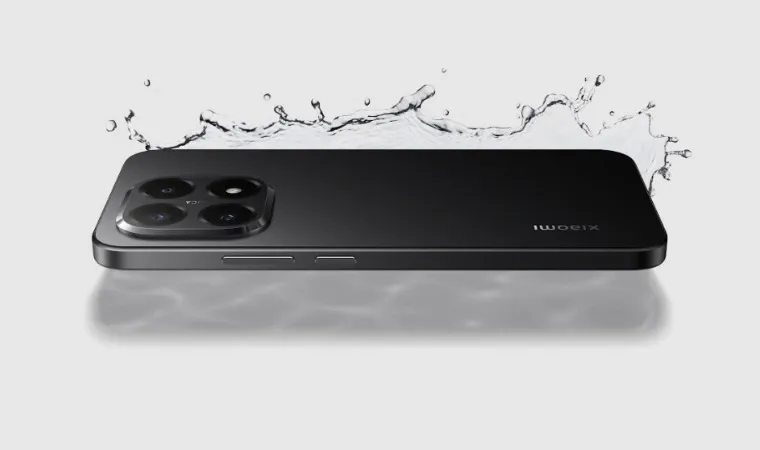 Um celular está na horizontal, deitado, com efeito de água sobre ele 