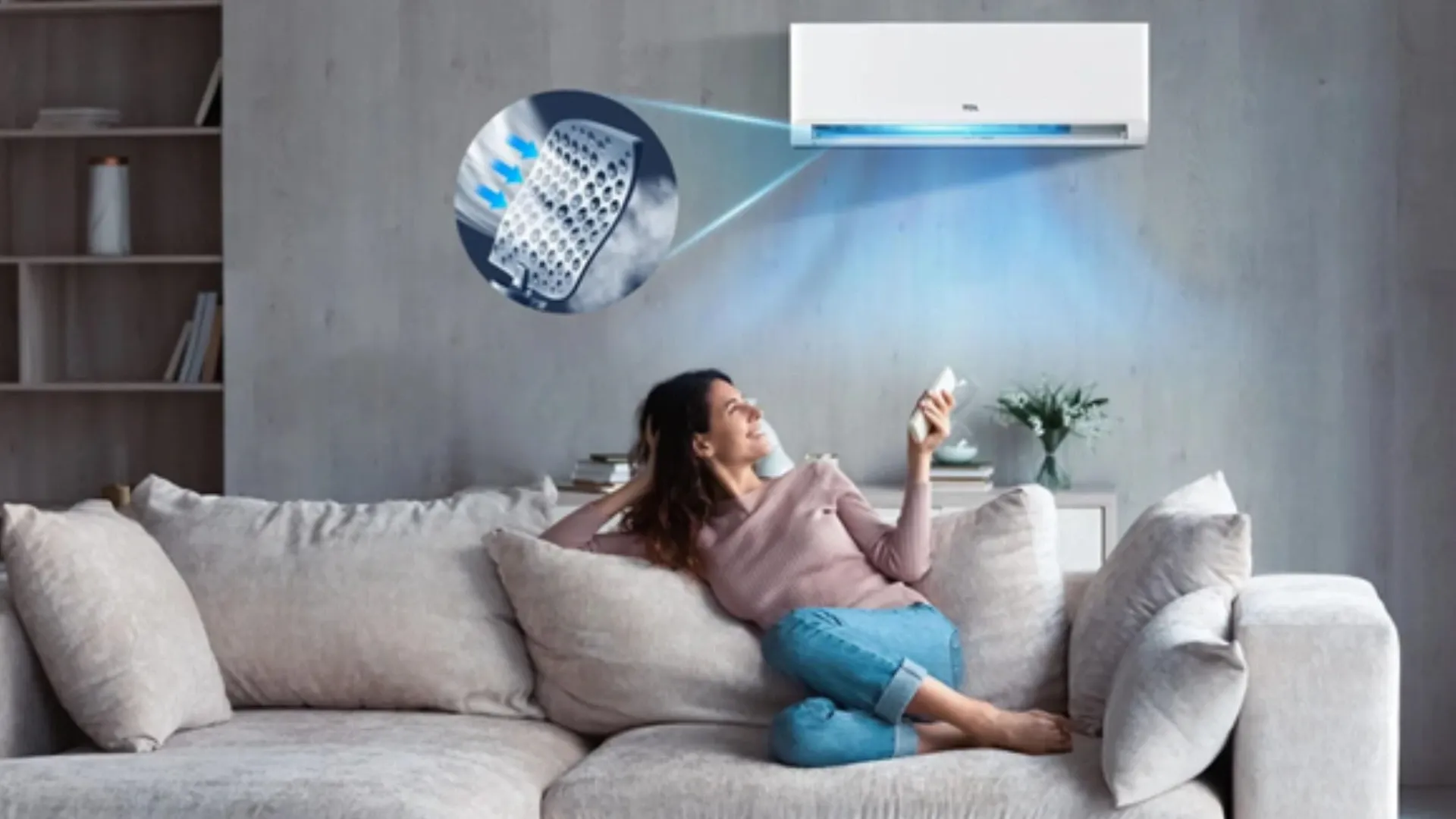 Imagem de uma mulher relaxando no sofá enquanto o ar-condicionado TCL T-Pro 2.0 sopra ar suave pelo ambiente.
