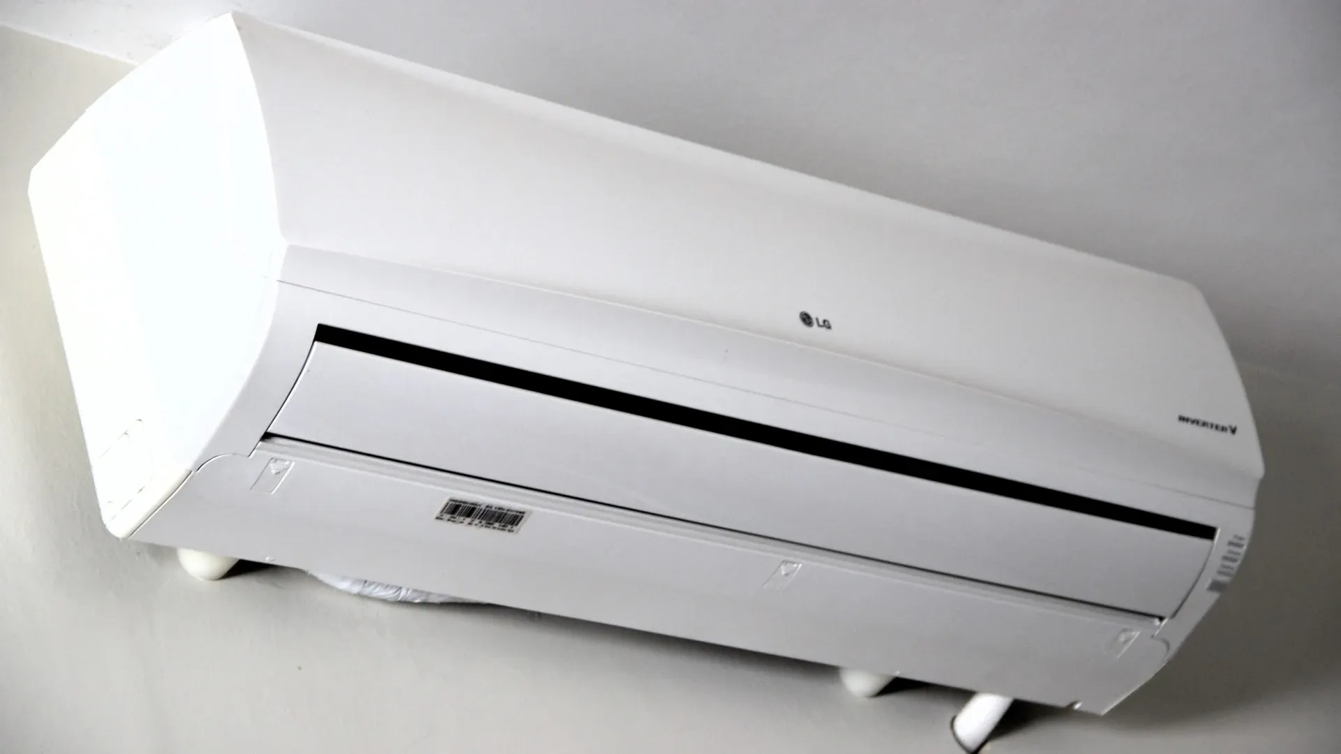 Imagem close de um ar-condicionado LG instalado na parede