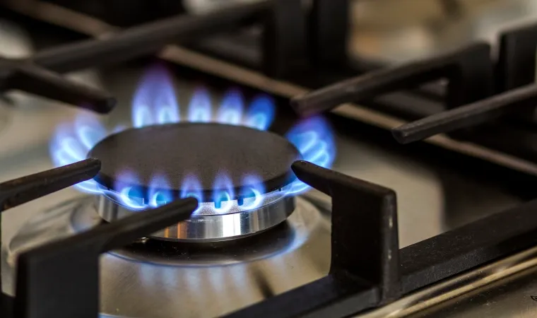 Chama de fogão acesa.