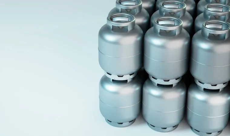  Vários botijões de gás empilhados um em cima do outro.