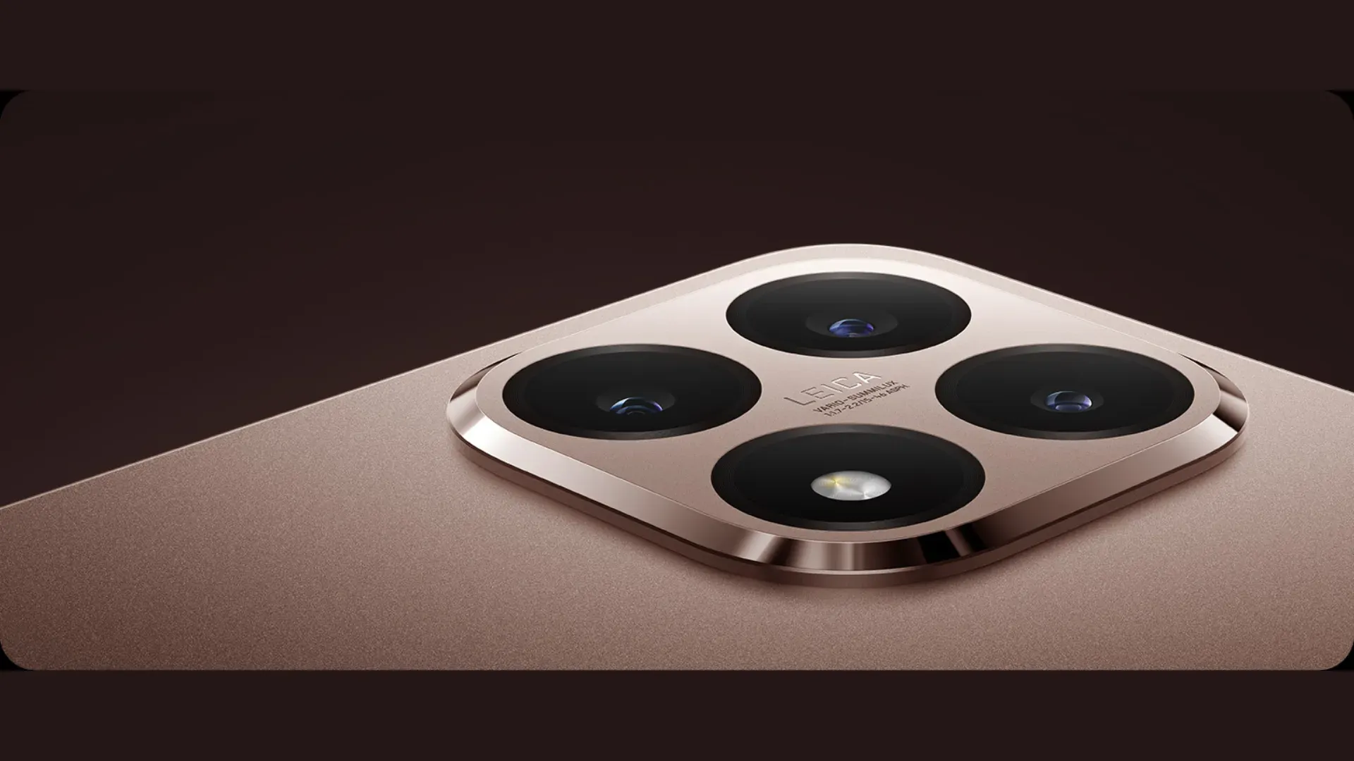 Detalhe do módulo de câmeras traseiras do Xiaomi 15T Pro com acabamento metálico refinado 