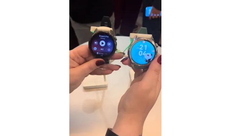 Modelos de smartwatch Huawei Watch GT 6 e Watch Ultimate 2 sendo segurados lado a lado