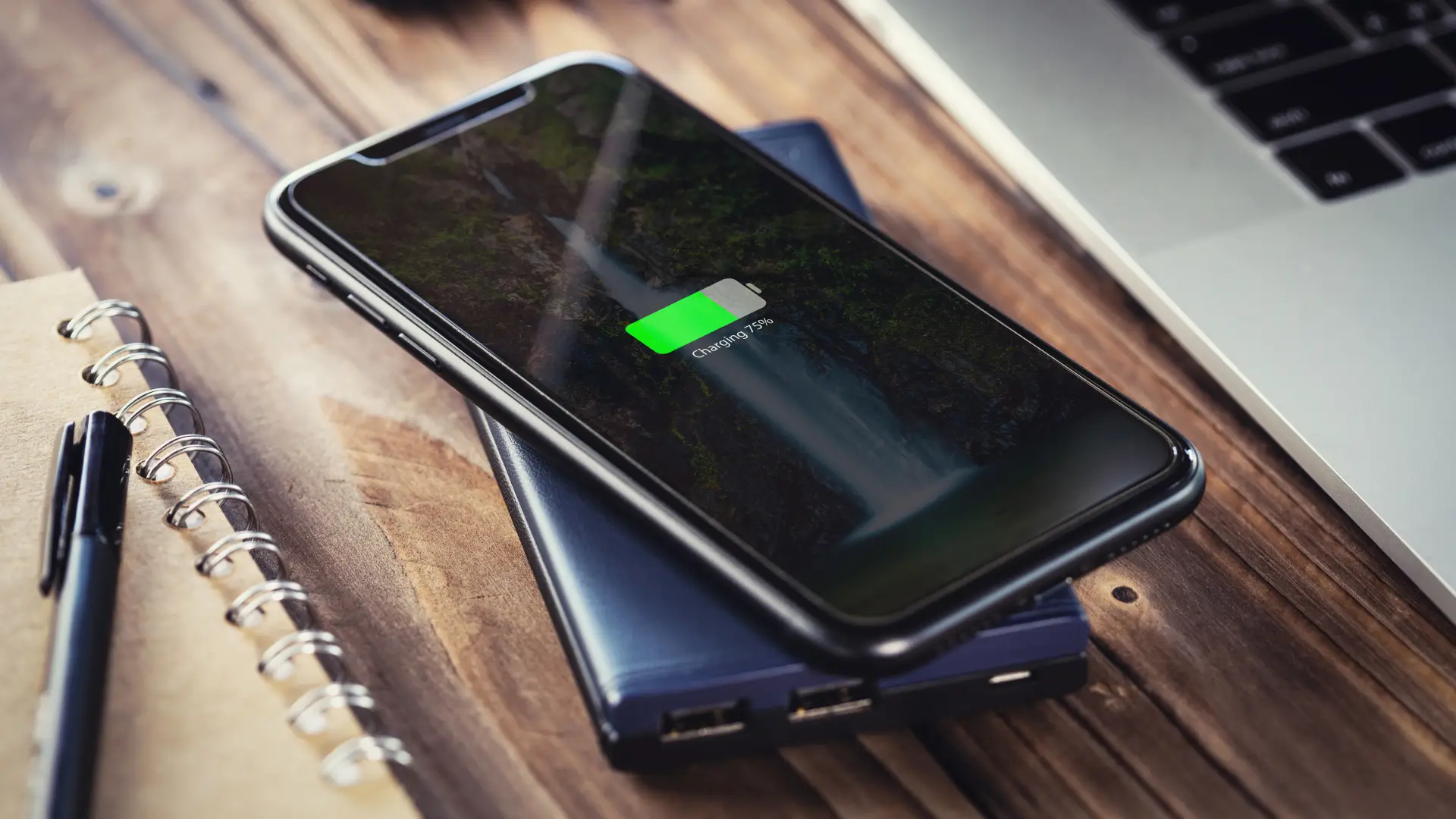 Imagem de um celular carregando em cima deum power bank