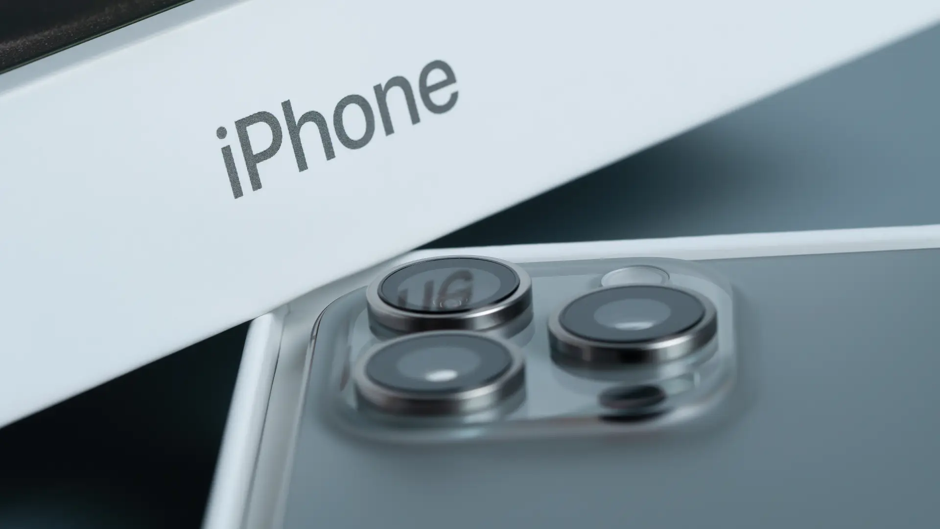 Traseira de um celular novo em sua caixa com foco nas câmeras