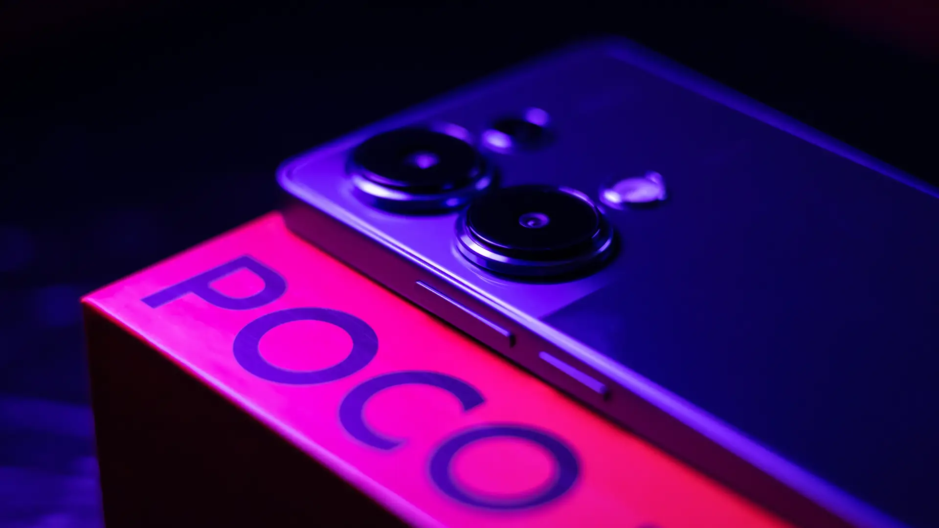 Imagem mostra os detalhes da caixa e de um celular da Xiaomi