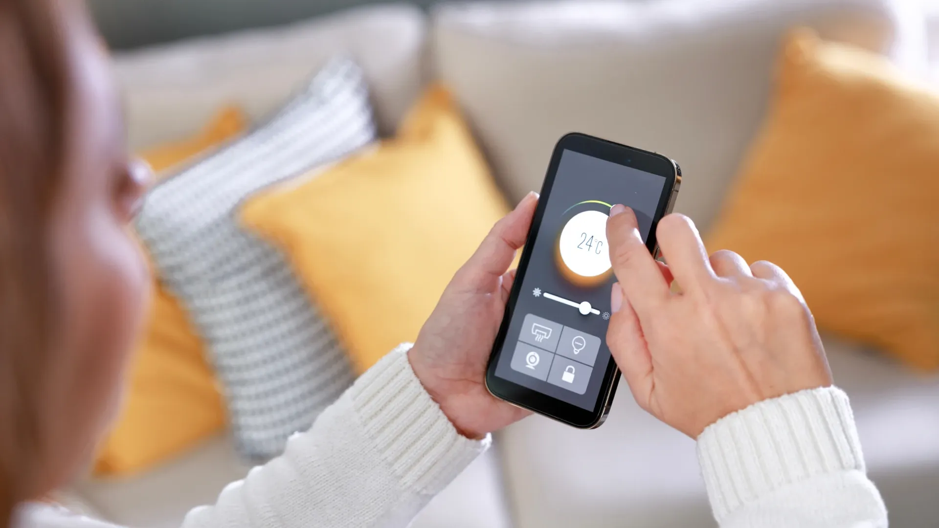 Imagem de uma mulher controlando a temperatura do seu ar pelo celular
