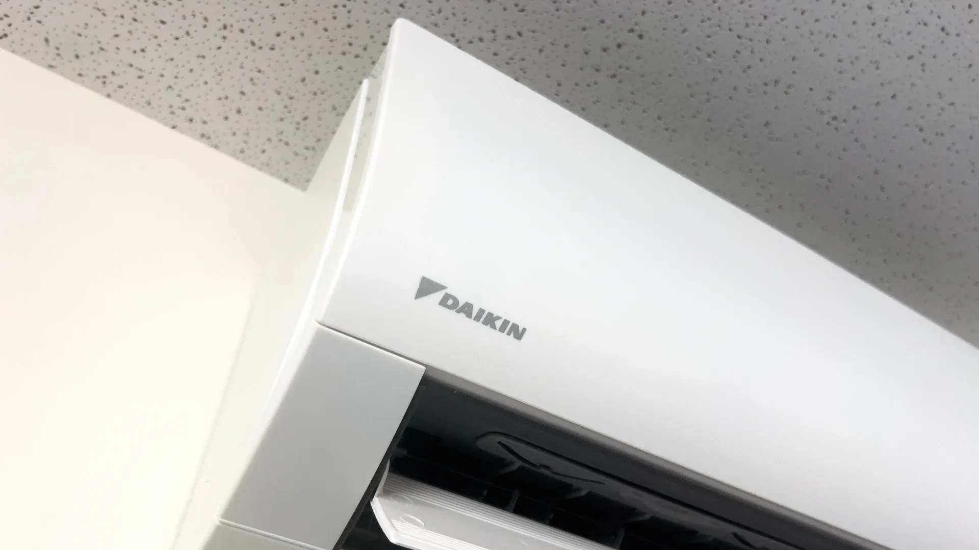 Imagem com zoom da logo “Daikin” em um ar-condicionado