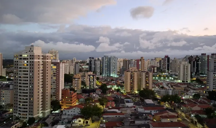 Foto tirada com a câmera traseira do Galaxy A17 sem Modo Noturno e com Modo Noturno (Foto: Zoom)