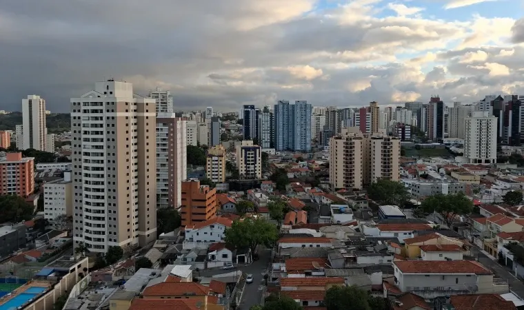 Imagens da câmera traseira do Galaxy A17 no fim de tarde, respectivamente, sem zoom, com zoom 2x e com zoom 0,5x (Foto: Zoom)