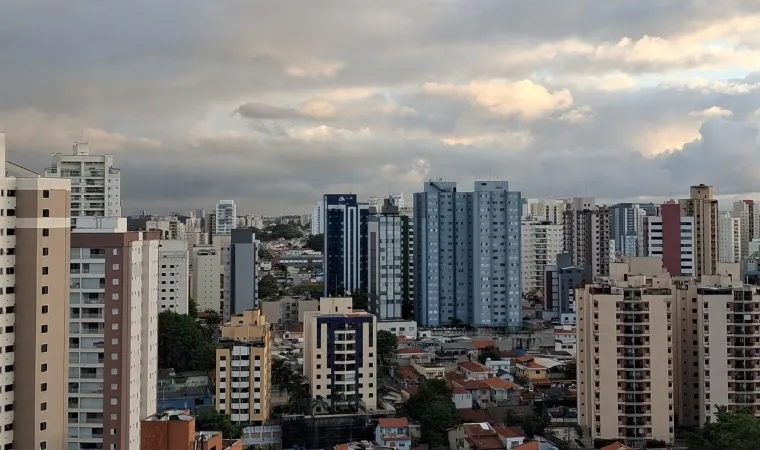 Imagens da câmera traseira do Galaxy A17 no fim de tarde, respectivamente, sem zoom, com zoom 2x e com zoom 0,5x (Foto: Zoom)