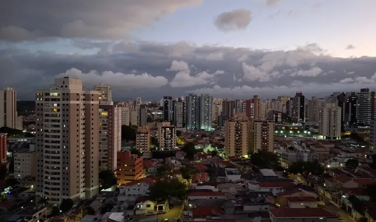 Foto tirada com a câmera traseira do Galaxy A17 sem Modo Noturno e com Modo Noturno (Foto: Zoom)