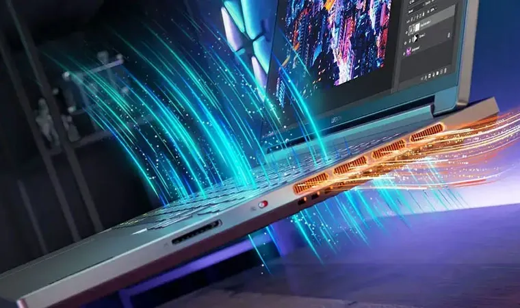 Imagem do notebook gamer Lenovo Legion 5i aberto com linhas azuis representando o ar frio entrando e linhas vermelhas representando o ar quente saindo pela lateral 