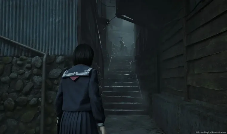 Imagem do jogo Silent Hill f mostrando a protagonista Hinako enquanto uma figura misteriosa está imóvel no topo da escada 