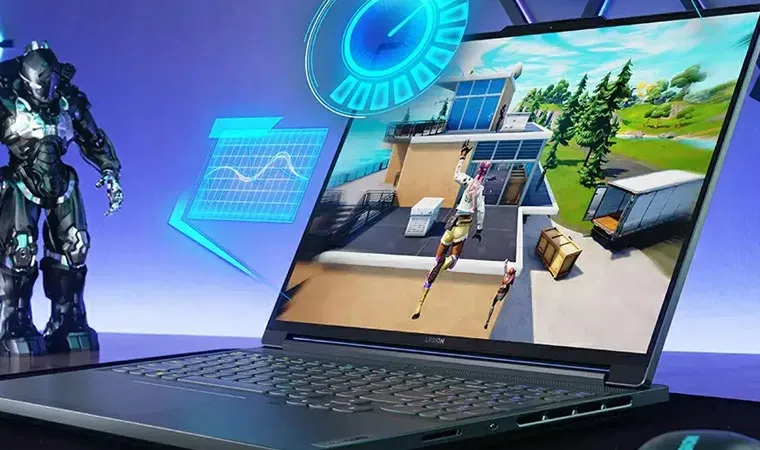 Imagem do notebook Lenovo Legion 5i aberto com imagens do jogo Fortnite na tela e artes de gráficos de desempenho à esquerda.