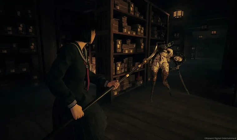 Imagem do jogo Silent Hill f mostrando a protagonista Hinako segurando uma naginata enquanto enfrenta uma criatura disforme. 