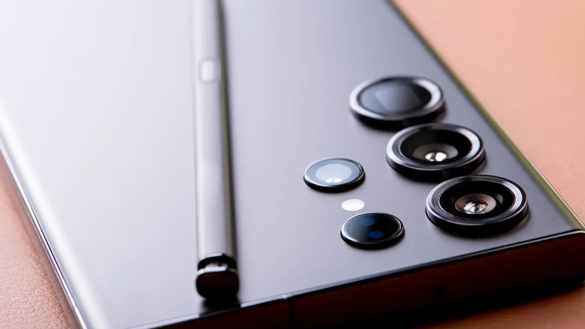 Traseira do Galaxy S23 com a S Pen apoiada nele e expondo suas lentes da câmera 