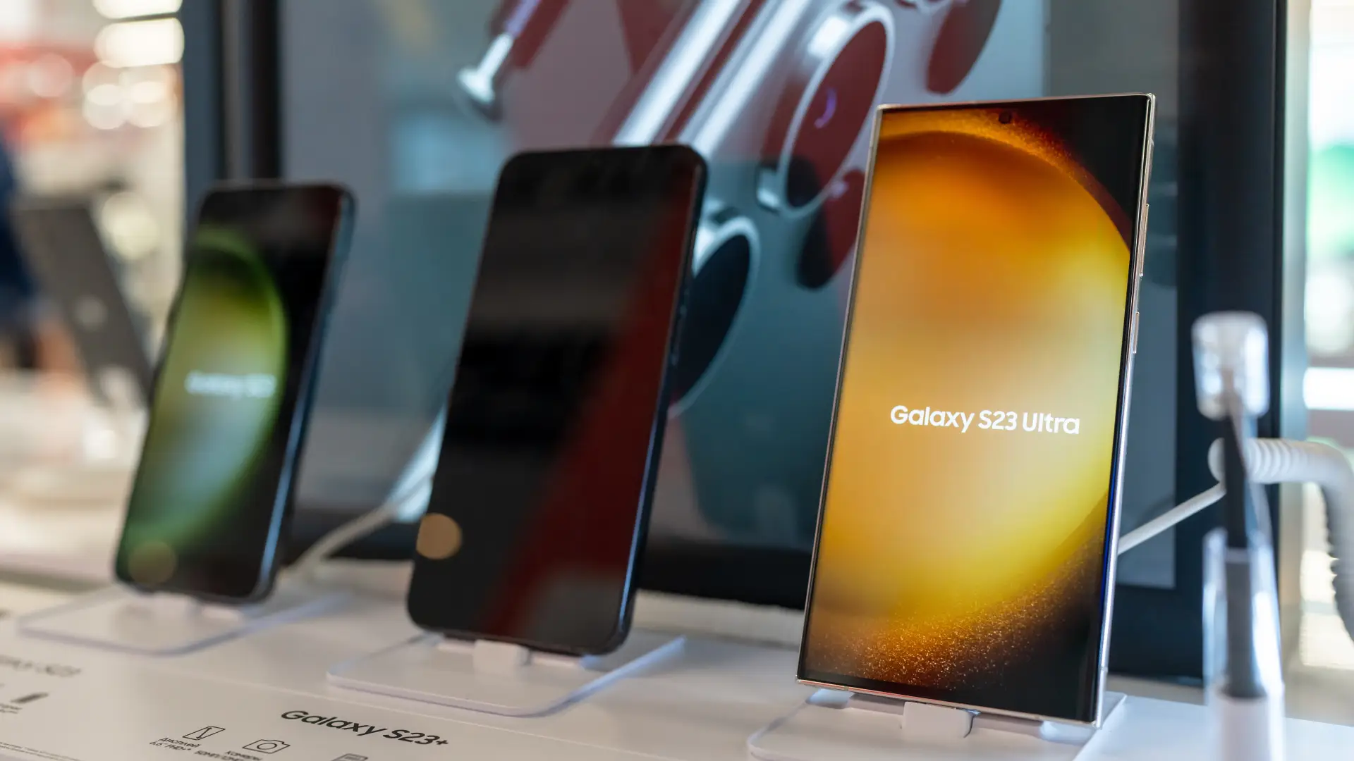 Três versões do Galaxy S23 exposto em pé em uma bancada