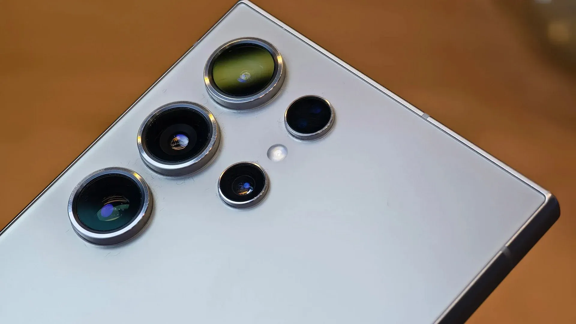 Detalhe das câmeras traseiras do Galaxy S24 Ultra em close-up, mostrando acabamento premium em metal 