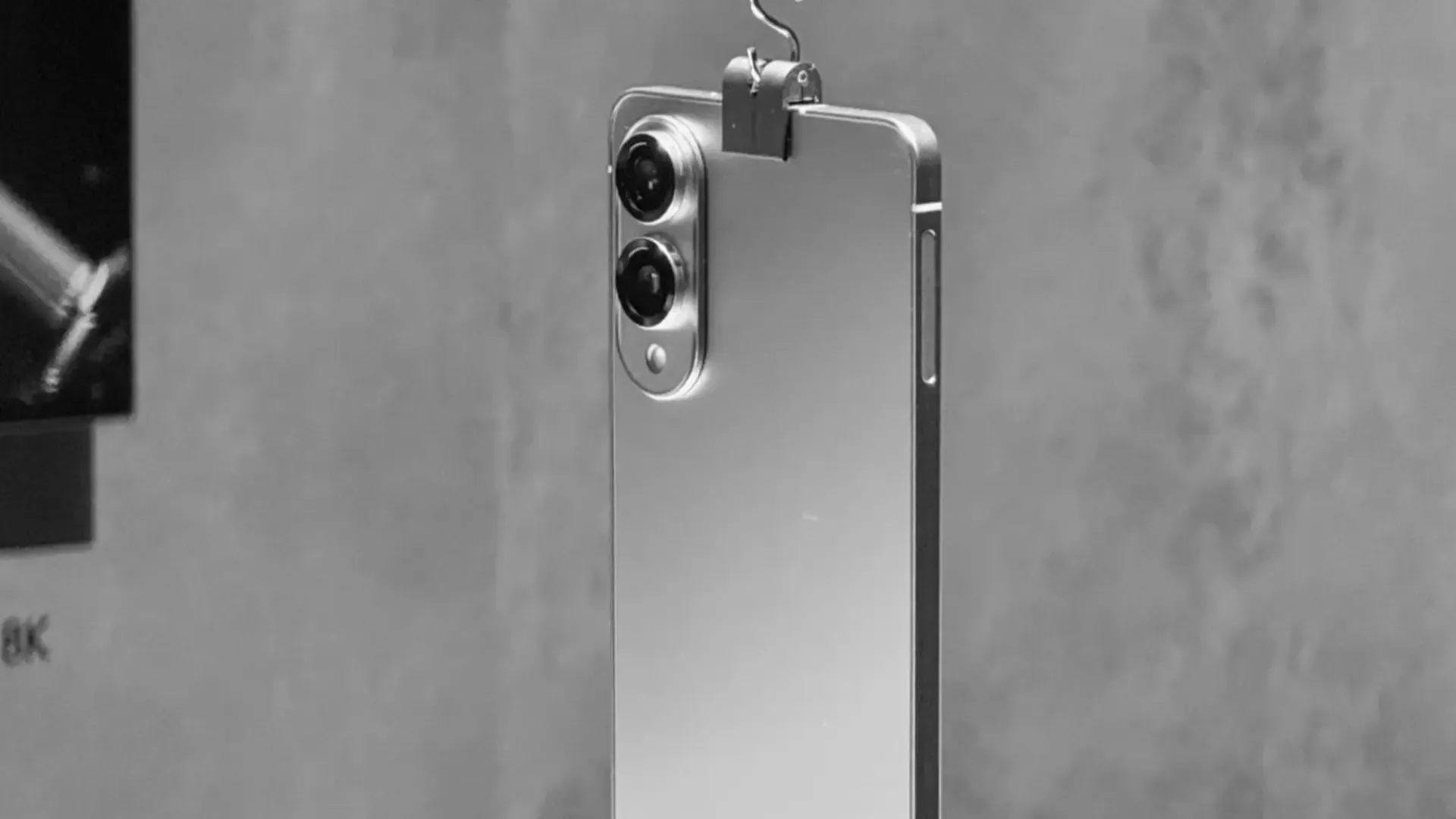 Celular Galaxy S25 Edge cinza em fundo cinza