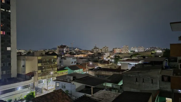 Foto de paisagem noturna urbana tirada no Galaxy S25 FE