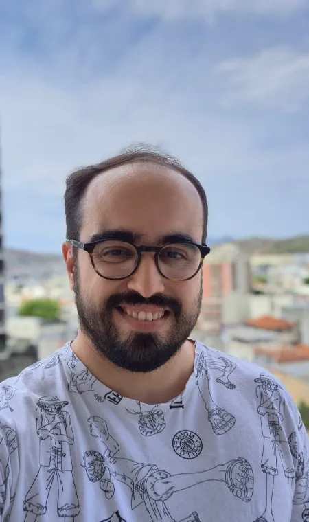 Selfie de homem branco com barba e de óculos tirada de dia no Galaxy S25 FE